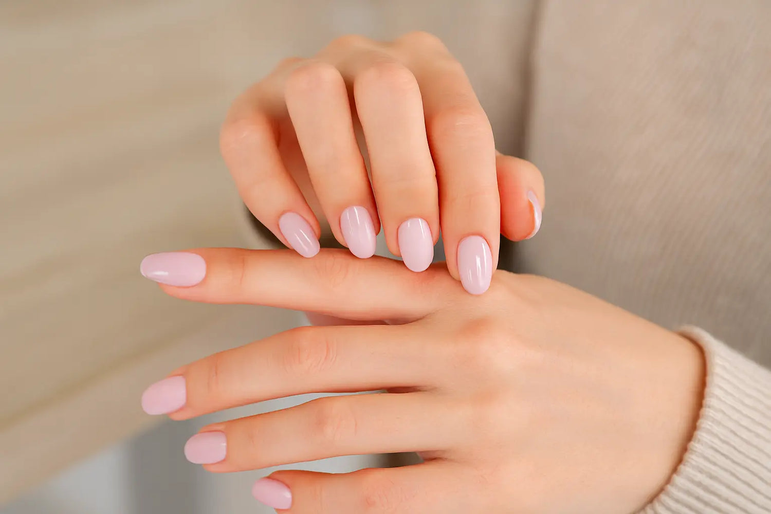 doigt qui gratte après vernis semi-permanent