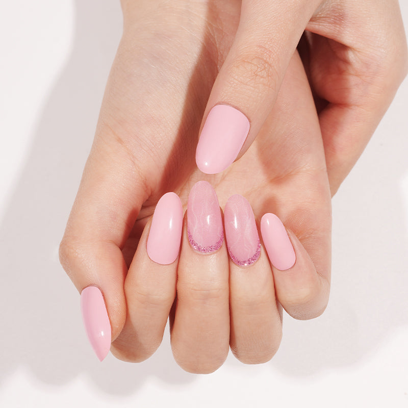 Stickers ongles en gel rose clair avec effet marbré et liseret pailleté