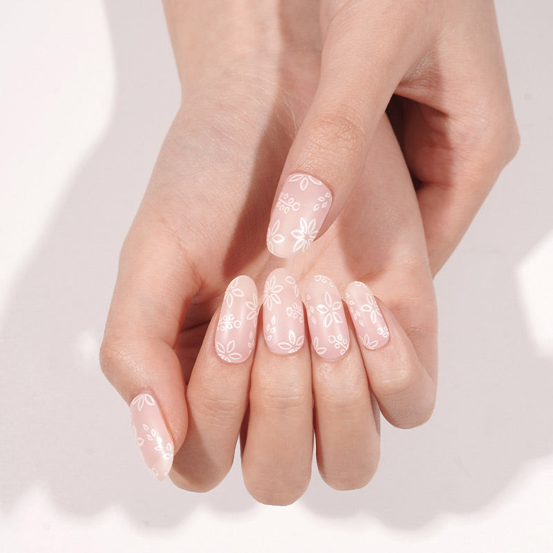 Stickers manucure gel blanc laiteux mat avec fleurs blanches sur ongles des mains