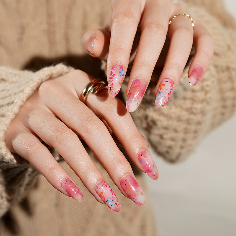 Stickers ongles gel floraux sur base rosée transparente avec éclats colorés et effet feuille en suspension