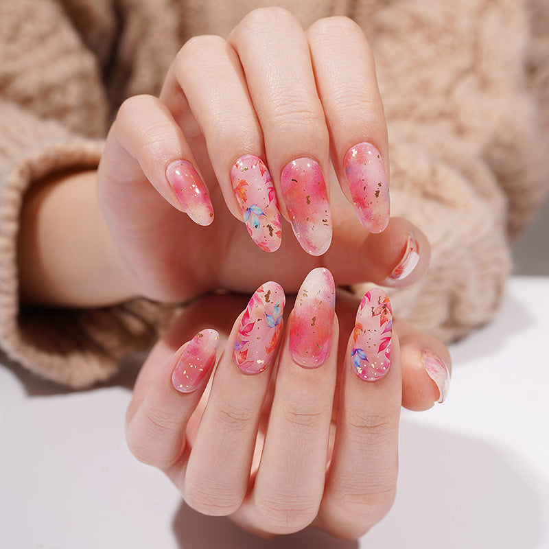 Stickers ongles gel floraux sur base rosée transparente avec éclats colorés et effet feuille en suspension