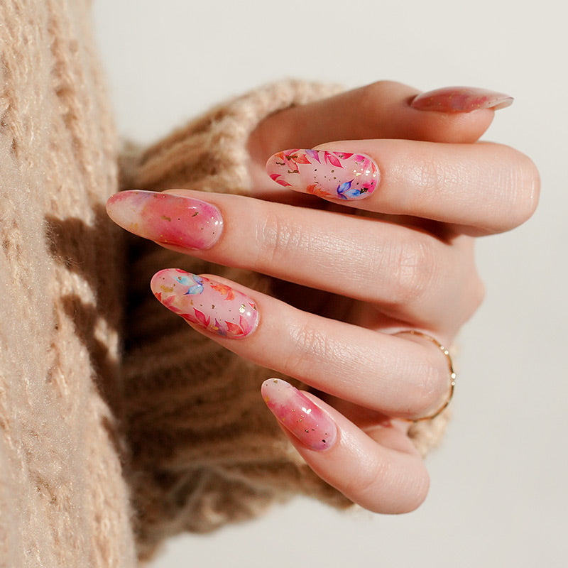 Stickers ongles gel floraux sur base rosée transparente avec éclats colorés et effet feuille en suspension