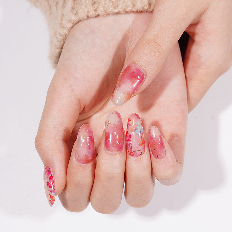 Stickers ongles gel floraux sur base rosée transparente avec éclats colorés et effet feuille en suspension