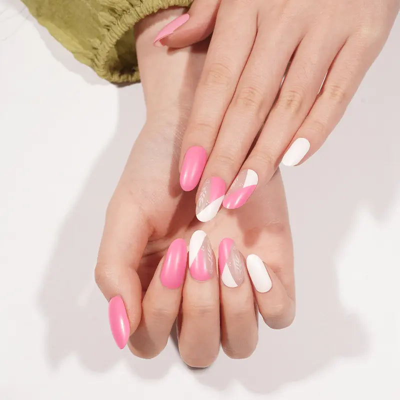 Stickers ongles en gel Nymosa Geeli House avec rose uni, triangles rose et blanc, et fleurs blanches