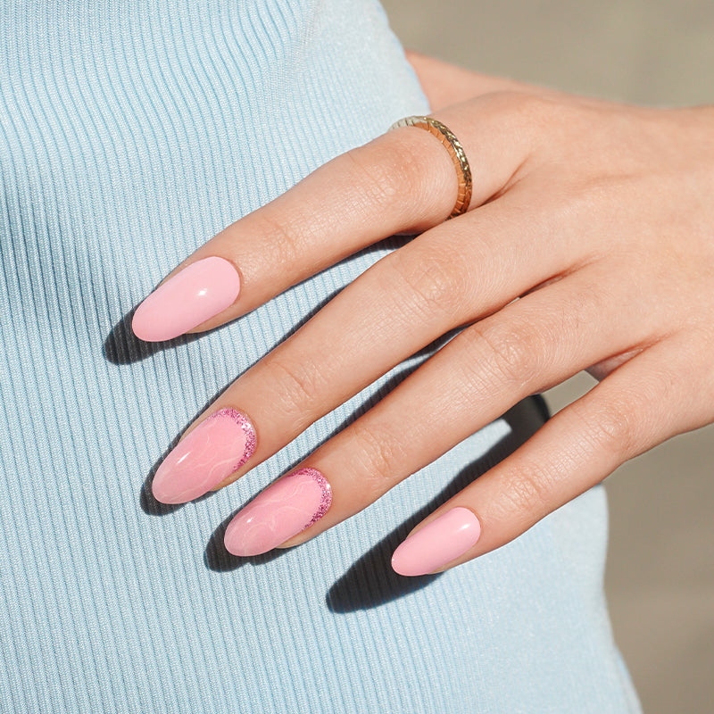 Stickers ongles en gel rose clair avec effet marbré et liseret pailleté