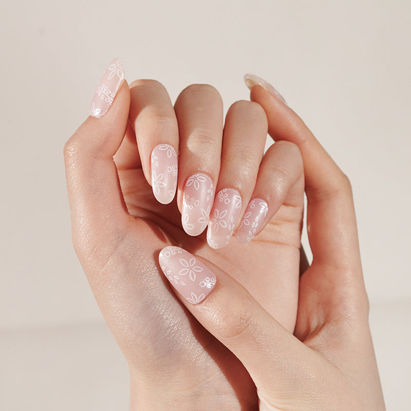 Stickers manucure gel blanc laiteux mat avec fleurs blanches sur ongles des mains